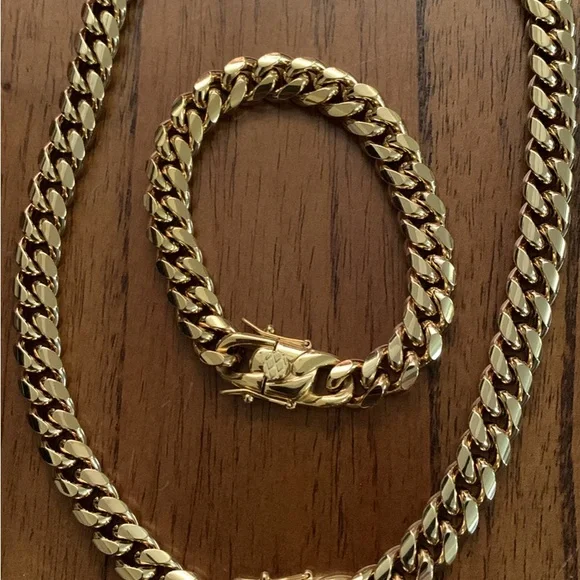 Gold Chain Necklace and Bracelet Set - Picture 2 of 4